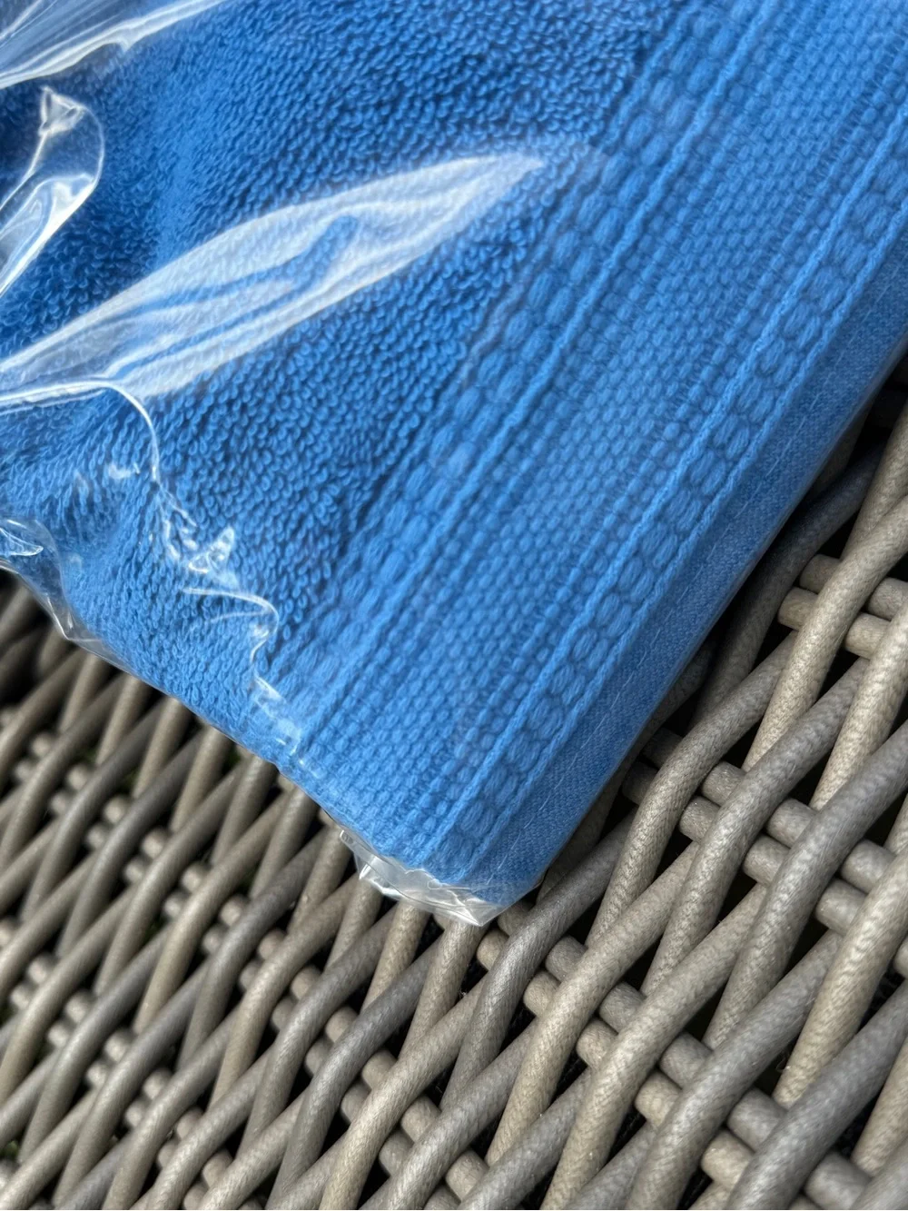 Frontgate Resort Solid Pool Towels (4) - NWT